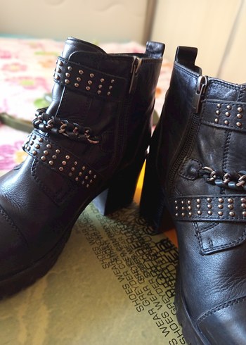 Sivri Tokalı Siyah Deri Kadın Bot - Görsel 5