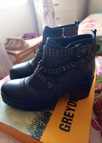 Sivri Tokalı Siyah Deri Kadın Bot - Görsel 7