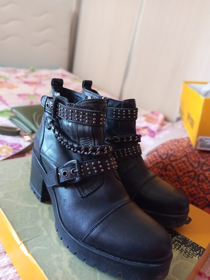 Sivri Tokalı Siyah Deri Kadın Bot - Görsel 3