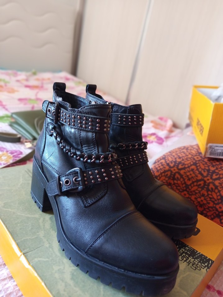 Sivri Tokalı Siyah Deri Kadın Bot - Görsel 2