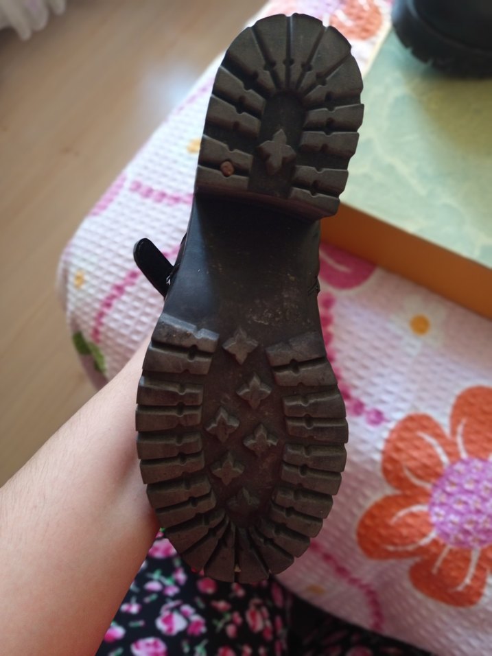 Sivri Tokalı Siyah Deri Kadın Bot - Görsel 4