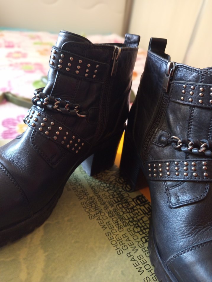 Sivri Tokalı Siyah Deri Kadın Bot - Görsel 5