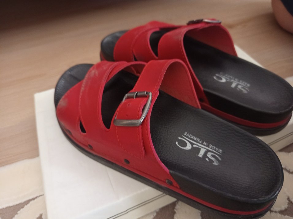 Kırmızı Deri Tokalı Terlik - Görsel 5