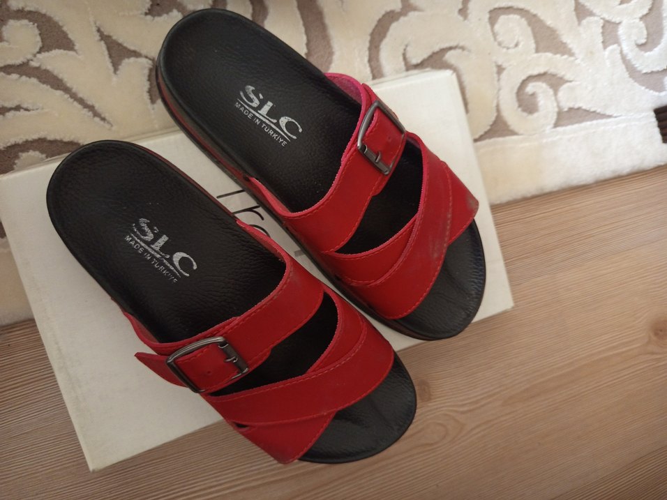 Kırmızı Deri Tokalı Terlik - Görsel 2