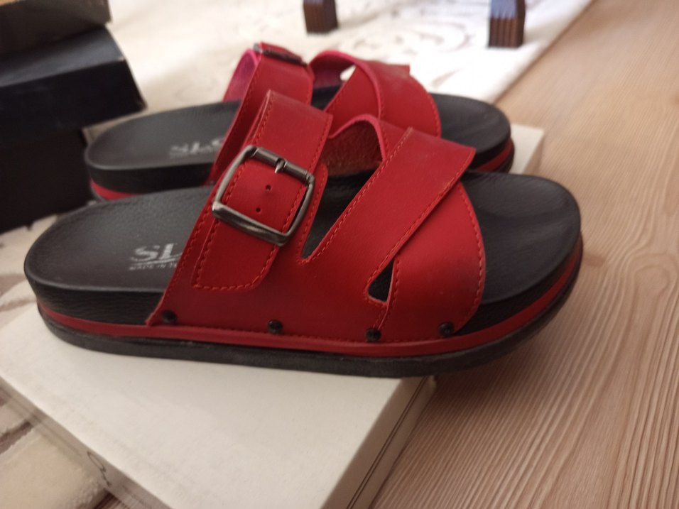 Kırmızı Deri Tokalı Terlik - Görsel 3