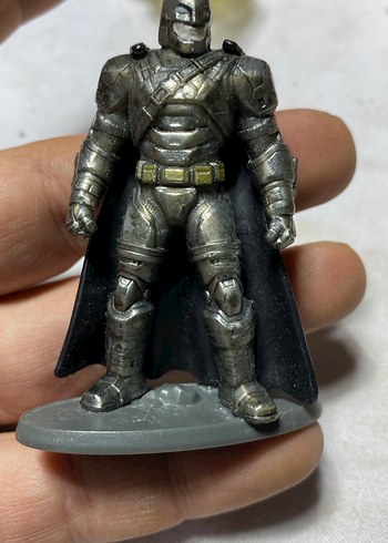 Batman Gri Zırh Detaylı Koyu Renkli Aksiyon Figürü