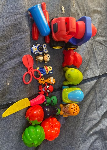 Renkli Çeşitli Oyuncak Seti - Görsel 2