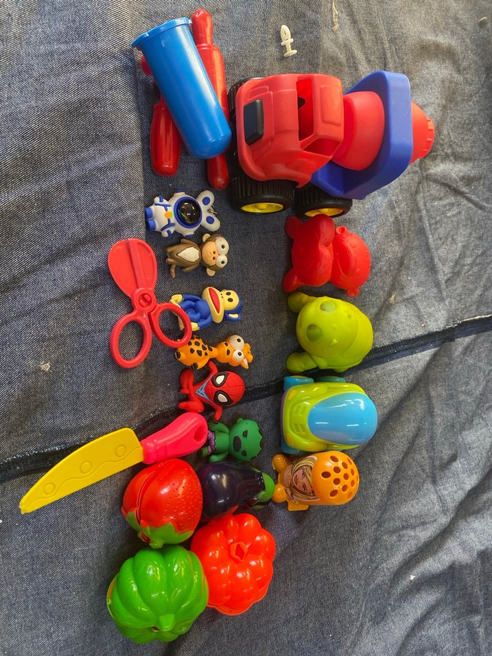 Renkli Çeşitli Oyuncak Seti - Görsel 2