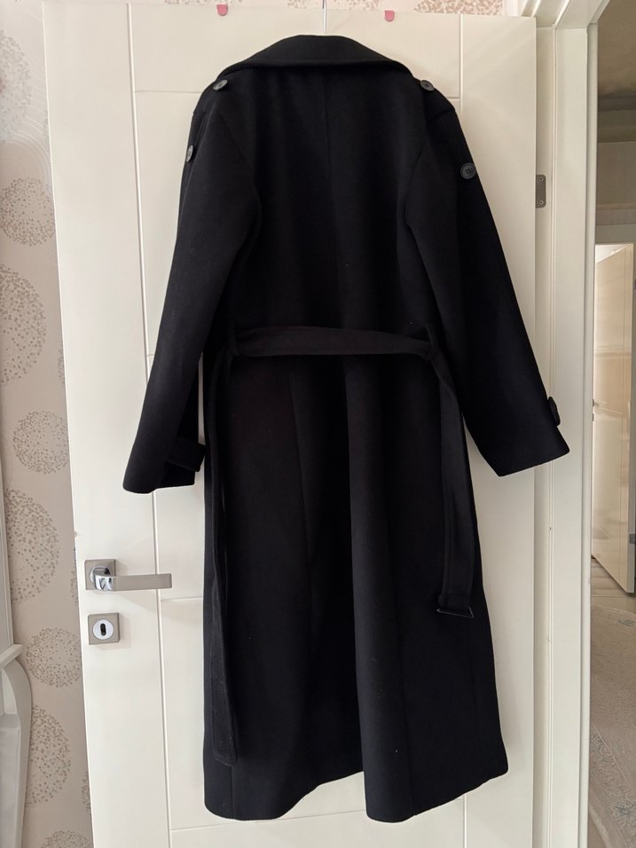 Siyah, uzun, çift düğmeli kaban - Görsel 2