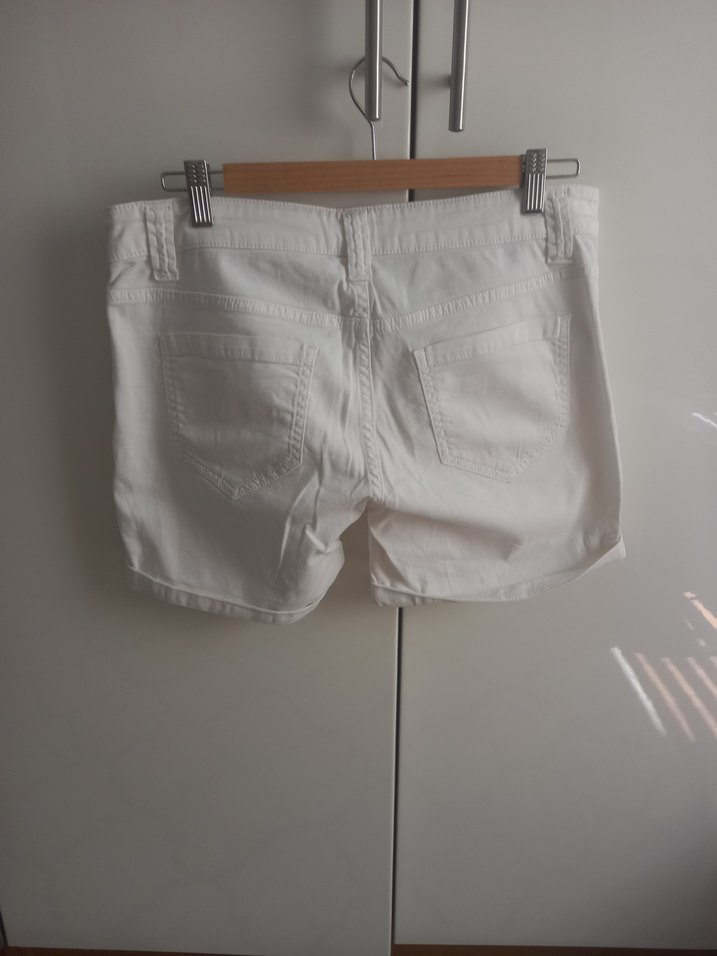 Benetton düğmeli Beyaz Mini Pamuk Şort - Görsel 2