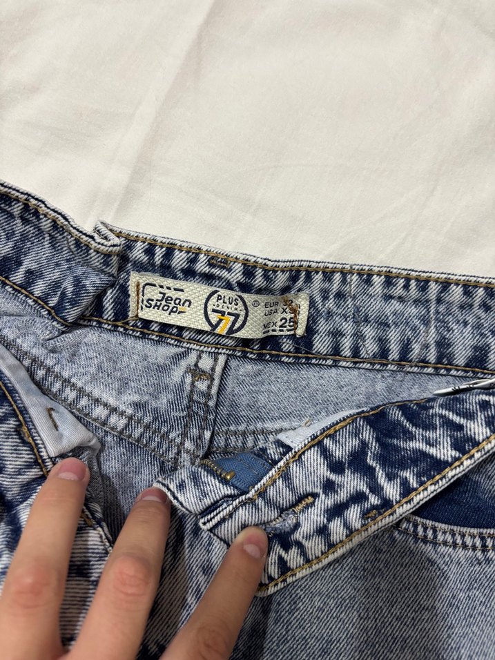 Kadın Mavi Batik Desenli Geniş Kesim Mini Kot Şort - Görsel 3