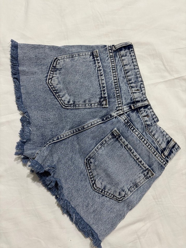 Kadın Mavi Batik Desenli Geniş Kesim Mini Kot Şort - Görsel 4