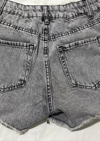 Gri Yırtık Mini Denim Şort - Görsel 4