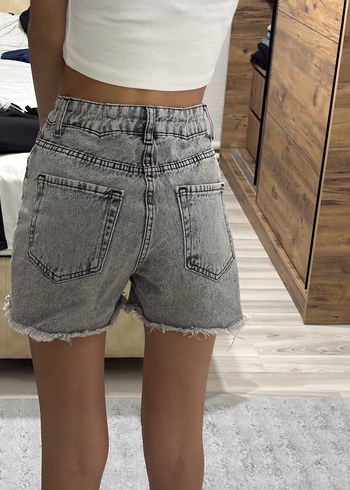 Gri Yırtık Mini Denim Şort - Görsel 6