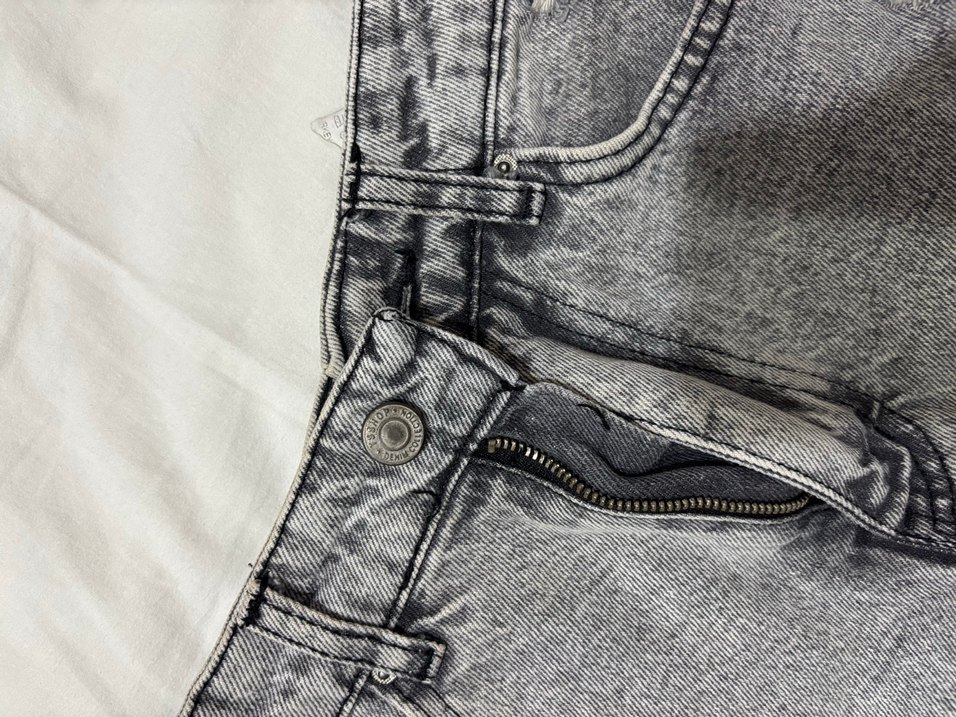 Gri Yırtık Mini Denim Şort - Görsel 2