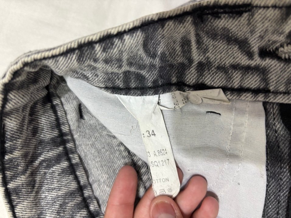 Gri Yırtık Mini Denim Şort - Görsel 3