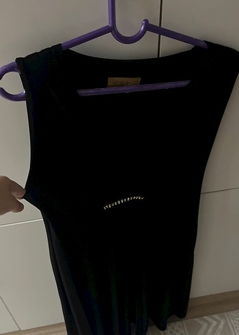 Zincir Detaylı Siyah V Yaka Elbise - Görsel 2