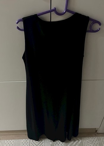 Zincir Detaylı Siyah V Yaka Elbise - Görsel 3