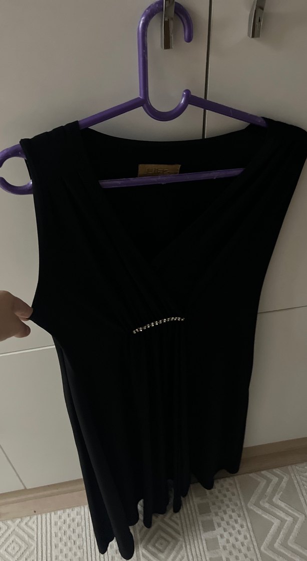 Zincir Detaylı Siyah V Yaka Elbise - Görsel 2