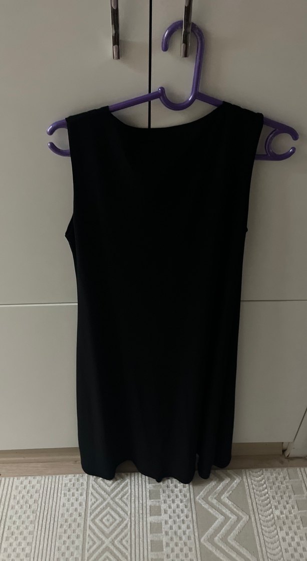 Zincir Detaylı Siyah V Yaka Elbise - Görsel 3