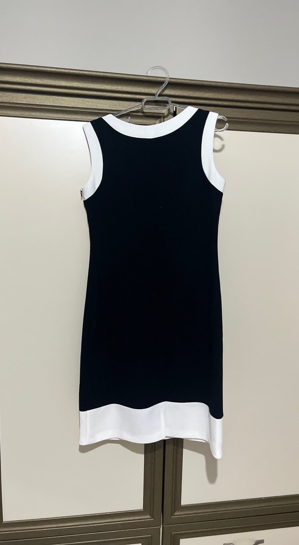 Siyah Beyaz Kolsuz diz üstü Elbise - Görsel 3