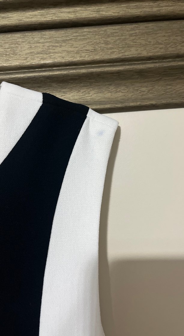 Siyah Beyaz Kolsuz diz üstü Elbise - Görsel 4