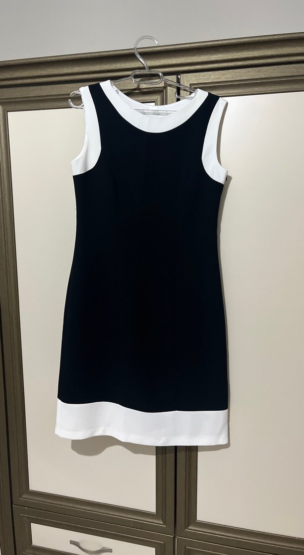 Siyah Beyaz Kolsuz diz üstü Elbise - Görsel 2