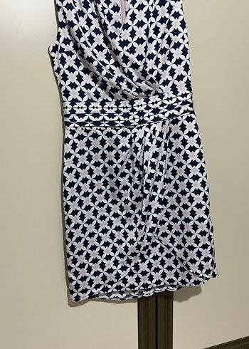 V Yaka Desenli Kemerli Mini Elbise - Görsel 3