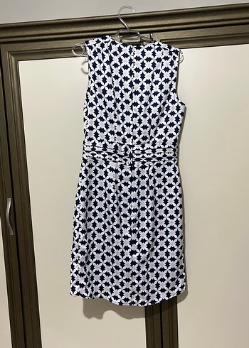 V Yaka Desenli Kemerli Mini Elbise - Görsel 4