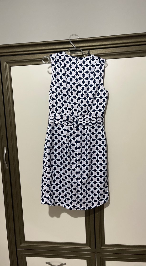 V Yaka Desenli Kemerli Mini Elbise - Görsel 4