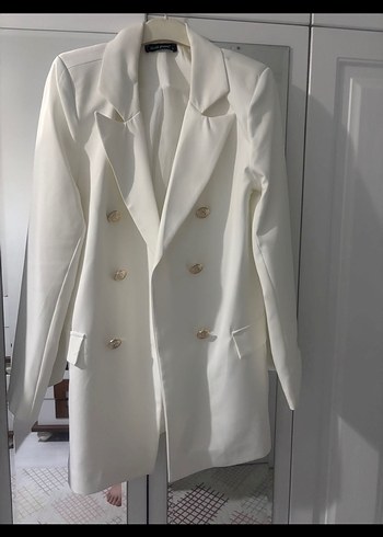 Beyaz Düğmeli Uzun Kadın Blazer Ceket