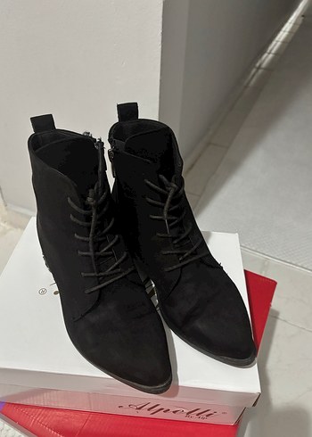 Siyah Süet Bağcıklı bot