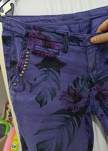 27 Beden mor Renk Çiçekli guess pantolon 
