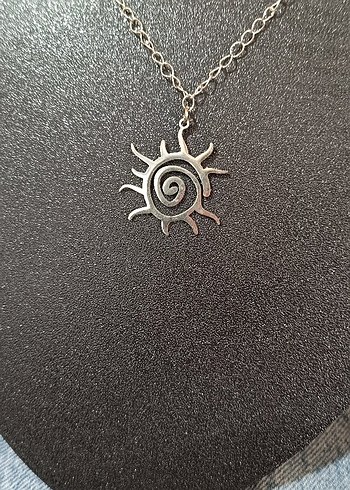 Gri Zincir Detaylı Çelik Güneş Figürlü Kolye - Görsel 2