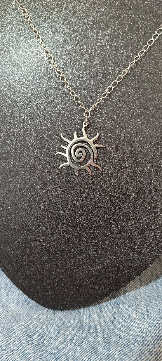 Gri Zincir Detaylı Çelik Güneş Figürlü Kolye - Görsel 2