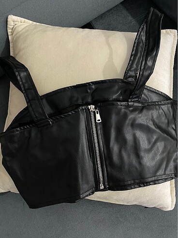 Trendyol & Milla Siyah Fermuarlı Deri Crop
