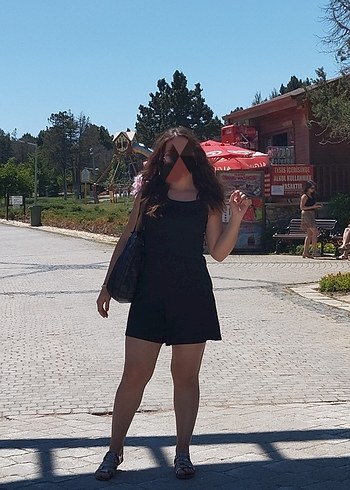 Siyah Mini askılı şortlu tulum