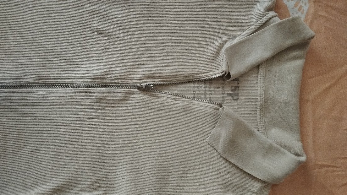 Kısa Kollu bej renginde önü fermuarlı bluz - Görsel 2