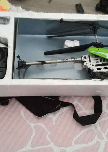 Gri ve Haki Renkli Oyuncak Helikopter