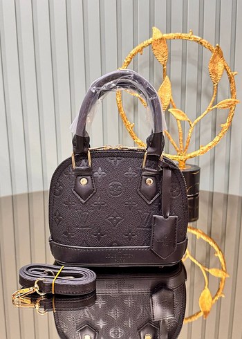 Louis Vuitton Louis vuitton Ölçüleri 15x20 cm Renkler mevcut sol kaydırın