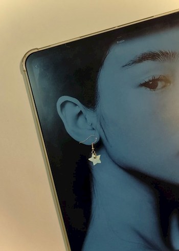 Mavi beyaz tonda Yıldız Minimal Küpe - Görsel 4