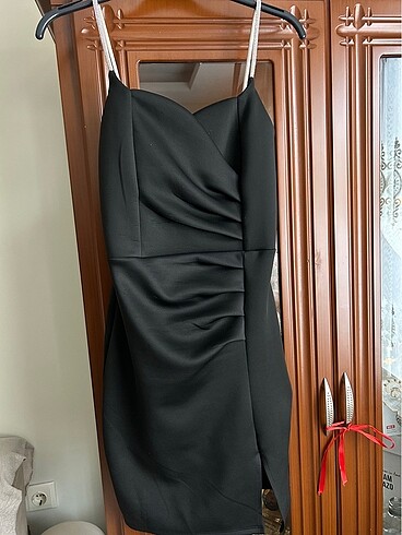 Taşlı askılı mini elbise
