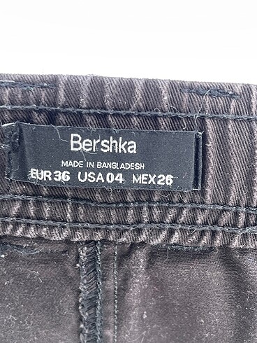 36 Beden siyah Renk Bershka Mini Etek %70 İndirimli.