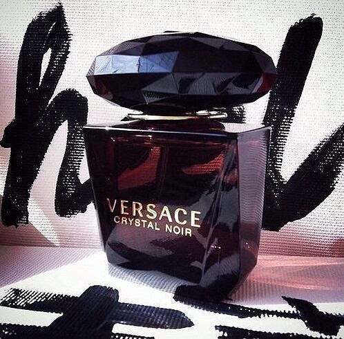Versace crystal noir kadın parfüm 90 ml Notaları .Tepe Nota: Ka
