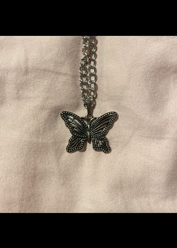 Gri Zincir Detaylı Kelebek Kolye - Görsel 2