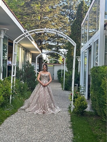 Nişan elbisesi