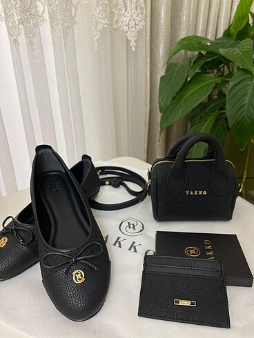 Vakko 38 siyah babet ve mini çanta