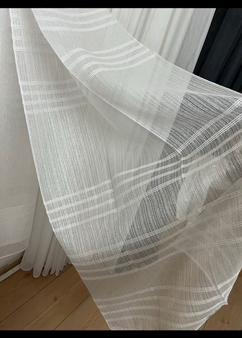 Beyaz yatay çizgili tül perde