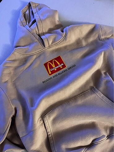 bej sweatshirt