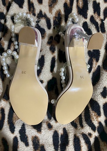 İnci Detaylı Beyaz İnce Topuklu Kadın Ayakkabı - Görsel 3